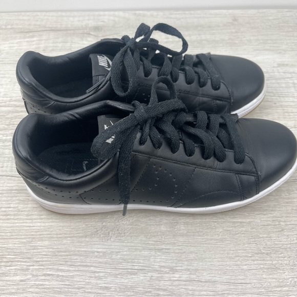 Nike Women’s Tennis 'Classic Ultra’ Leather Sneaker in Black, US 7.5 - Picture 3 of 13